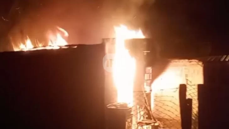 San Genaro: Se quedó dormido con un cigarrillo y su casa terminó envuelta en llamas