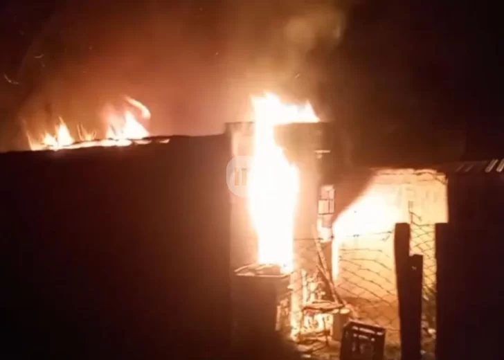 San Genaro: Se quedó dormido con un cigarrillo y su casa terminó envuelta en llamas