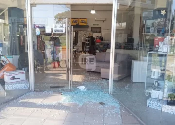 Estallaron el blindex y robaron en un local de electrodomésticos de Maciel