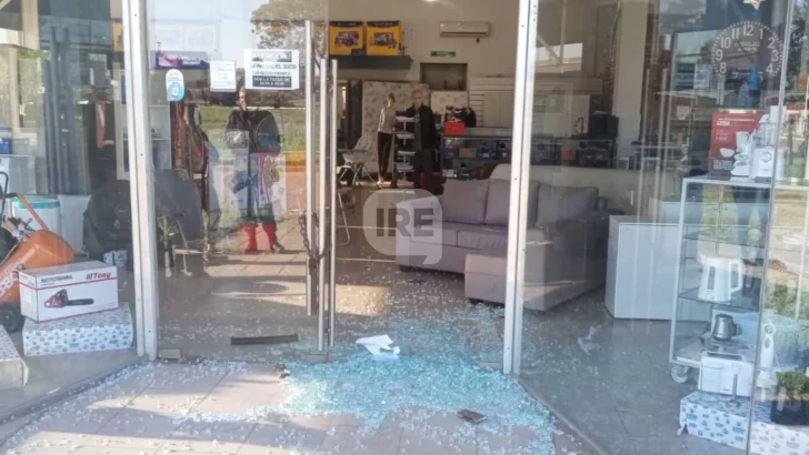 Estallaron el blindex y robaron en un local de electrodomésticos de Maciel