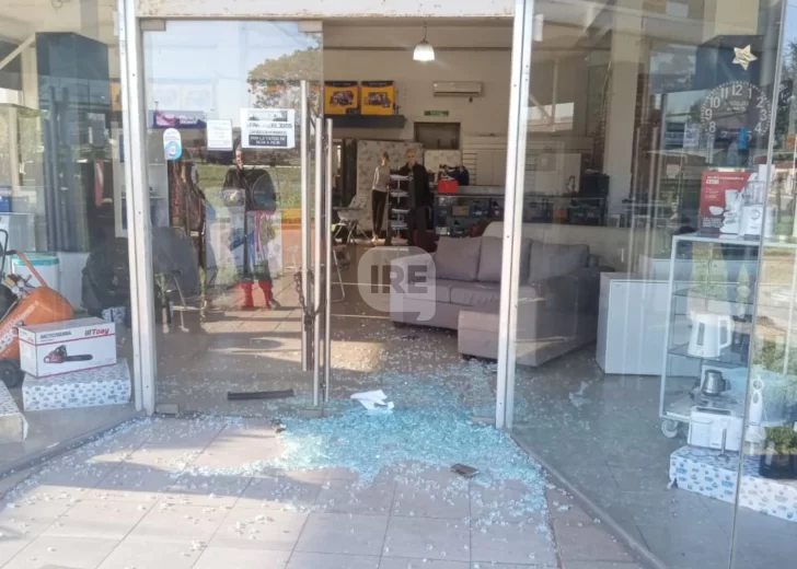 Estallaron el blindex y robaron en un local de electrodomésticos de Maciel