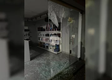 Robo en un local de electrónica de Maciel: Reventaron el vidrio y sustrajeron varios celulares Robo en un local de electrónica de Maciel: Reventaron el vidrio y sustrajeron varios celulares