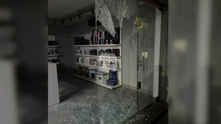 Robo en un local de electrónica de Maciel: Reventaron el vidrio y sustrajeron varios celulares