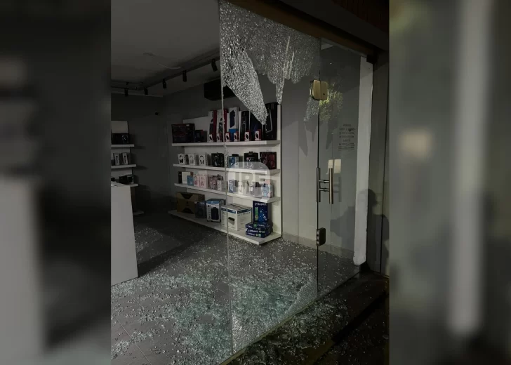 Robo en un local de electrónica de Maciel: Reventaron el vidrio y sustrajeron varios celulares Robo en un local de electrónica de Maciel: Reventaron el vidrio y sustrajeron varios celulares