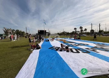 La mega camiseta de la Selección llegó a San Genaro y los chicos pudieron dejar sus firmas