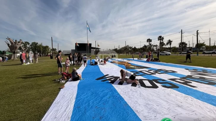 La mega camiseta de la Selección llegó a San Genaro y los chicos pudieron dejar sus firmas