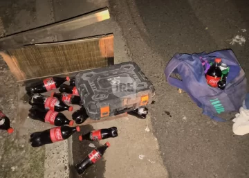 Llevaba una mochila llena de gaseosas,  no pudo justificarlas y terminó en la comisaría
