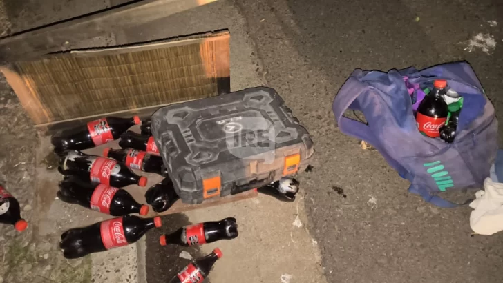 Llevaba una mochila llena de gaseosas,  no pudo justificarlas y terminó en la comisaría