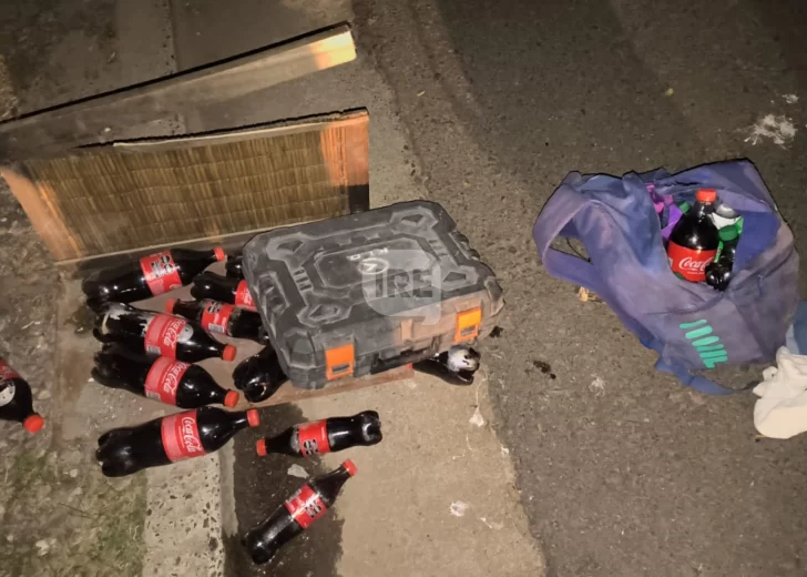 Llevaba una mochila llena de gaseosas,  no pudo justificarlas y terminó en la comisaría