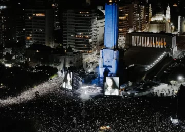 Rosario: 250 mil personas disfrutaron del Tricentenario con los shows de Nicki Nicole y Baglietto