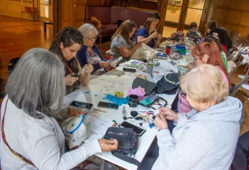 Tejiendo redes: Taller de bordado colectivo para mujeres y disidencias en Pueblo Andino