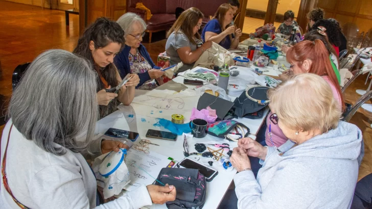 Tejiendo redes: Taller de bordado colectivo para mujeres y disidencias en Pueblo Andino