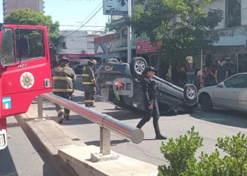 Impactante vuelco en San Lorenzo: Un Fiat Palio quedó dado vuelta en la avenida