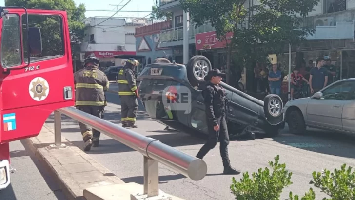 Impactante vuelco en San Lorenzo: Un Fiat Palio quedó dado vuelta en la avenida