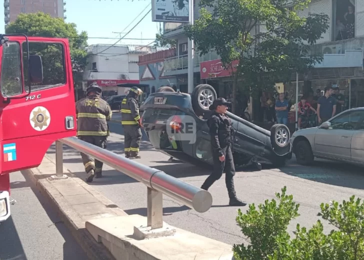 Impactante vuelco en San Lorenzo: Un Fiat Palio quedó dado vuelta en la avenida