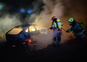 Un auto abandonado se quemó por completo en ruta 10 entre Serodino y Pueblo Andino