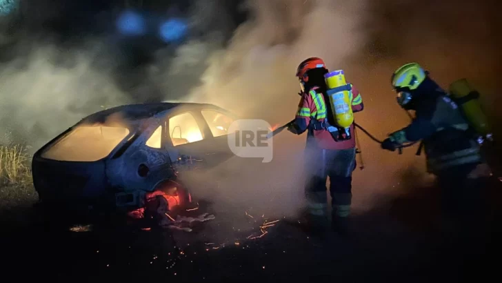 Un auto abandonado se quemó por completo en ruta 10 entre Serodino y Pueblo Andino