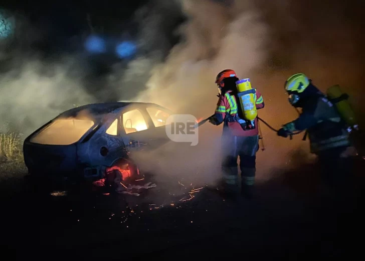 Un auto abandonado se quemó por completo en ruta 10 entre Serodino y Pueblo Andino
