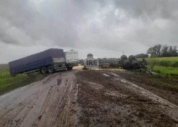 Accidente en la ruta 91: Un camión volcó en la curva del camino a Salto Grande entre Serodino y Totoras
