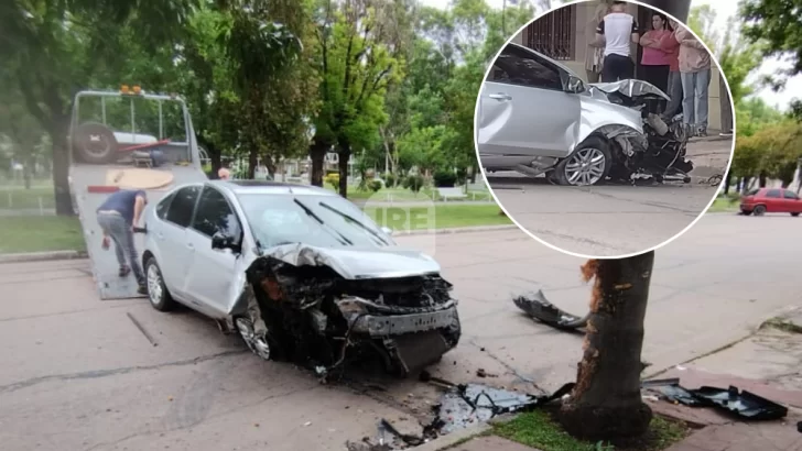 Accidente en el corazón de Totoras: Un auto perdió el control y terminó contra una palmera