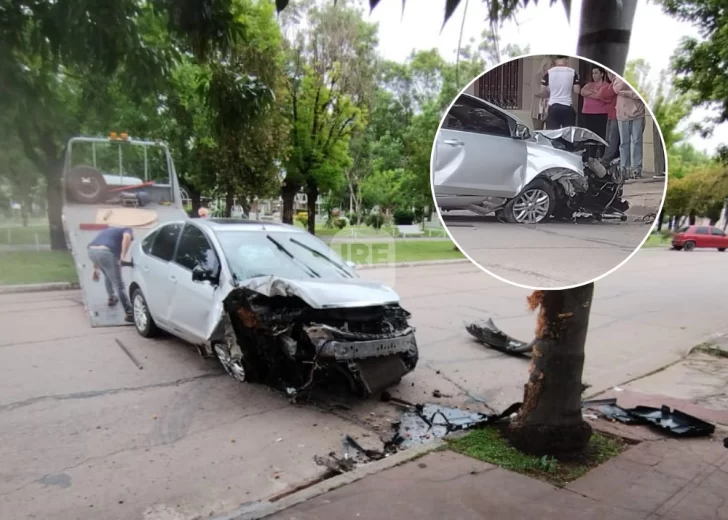 Accidente en el corazón de Totoras: Un auto perdió el control y terminó contra una palmera Accidente en el corazón de Totoras: Un auto perdió el control y terminó contra una palmera