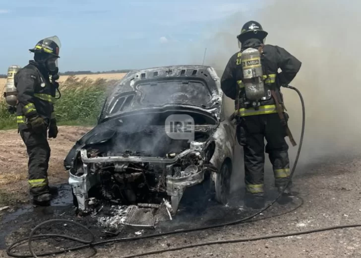 Ricardone: Un vehículo quedó destruido tras un incendio en la zona rural
