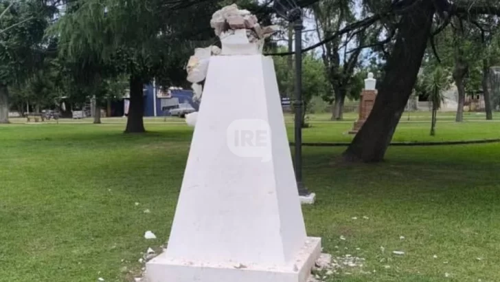 Grave hecho de vandalismo: Destrozaron el busto de San Martín en la plaza de Puerto Gaboto
