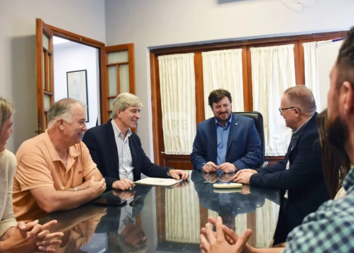 La Defensoría del Pueblo y el Enress firmaron un acuerdo para agilizar los reclamos de agua y saneamiento en Santa Fe La Defensoría del Pueblo y el Enress firmaron un acuerdo para agilizar los reclamos de agua y saneamiento en Santa Fe