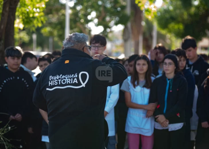Caminando por el pasado: Alumnos aprenden la historia de Timbúes recorriendo su localidad Caminando por el pasado: Alumnos aprenden la historia de Timbúes recorriendo su localidad
