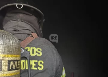 Bomberos sofocaron un incendio en una vivienda de Puerto San Martín