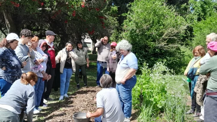 Capacitación en producción de alimentos: El INTA Oliveros fue sede de una jornada práctica sobre huerta y cría de aves