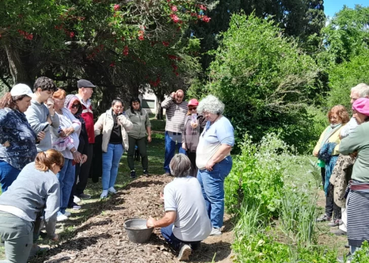 Capacitación en producción de alimentos: El INTA Oliveros fue sede de una jornada práctica sobre huerta y cría de aves