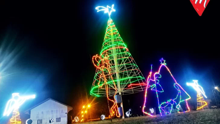 Maciel encendió el espíritu navideño e invita a decorar el pueblo con luz y creatividad