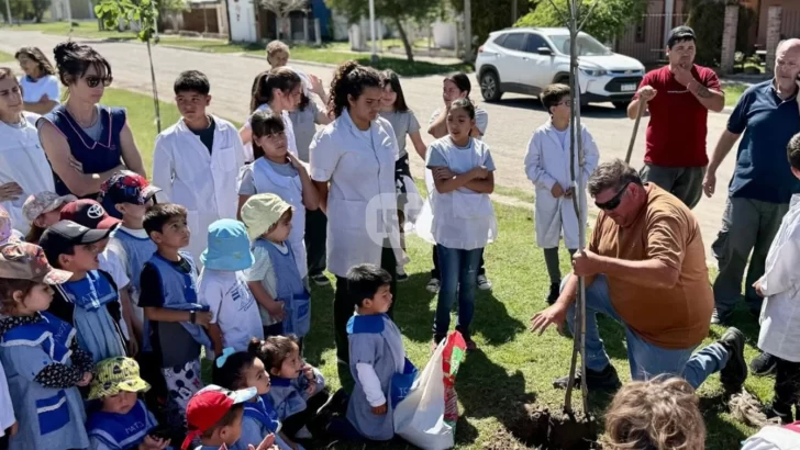 “Plantar para el Futuro”: Carrizales sumó 18 nuevos árboles en una jornada comunitaria