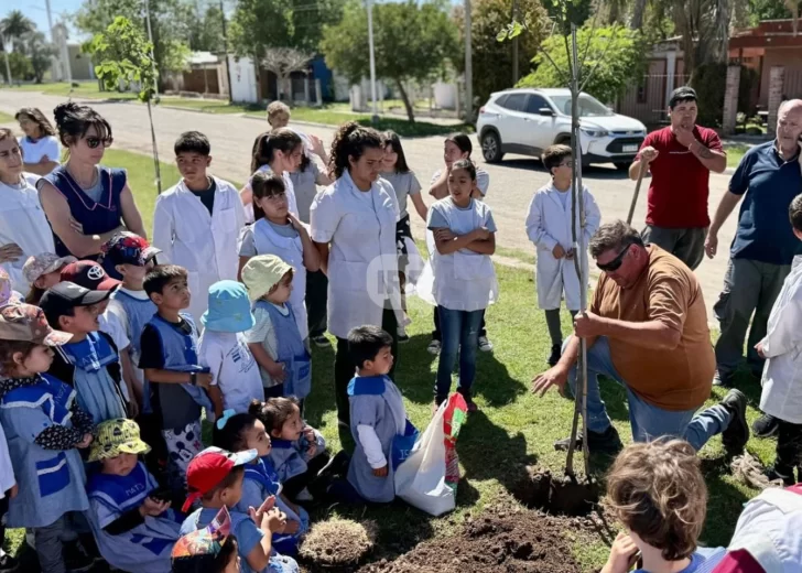 “Plantar para el Futuro”: Carrizales sumó 18 nuevos árboles en una jornada comunitaria