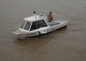 Intensa búsqueda en el Paraná: Un policía desapareció tras el choque de su embarcación frente a San Lorenzo