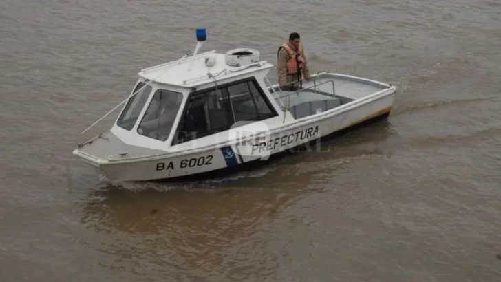 Intensa búsqueda en el Paraná: Un policía desapareció tras el choque de su embarcación frente a San Lorenzo