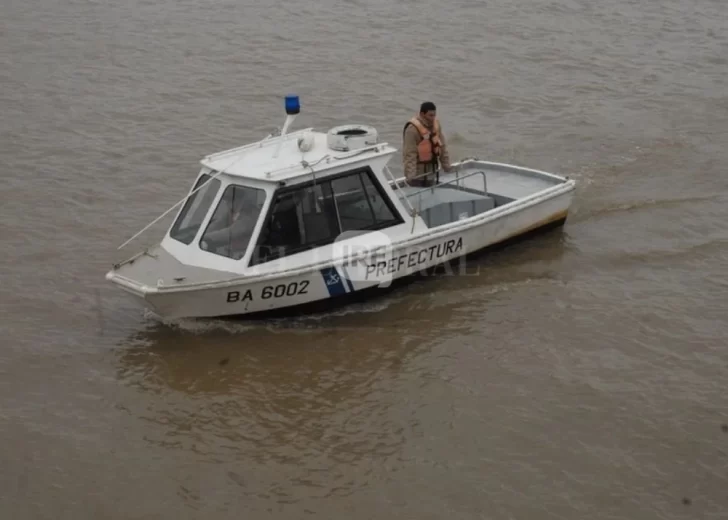 Intensa búsqueda en el Paraná: Un policía desapareció tras el choque de su embarcación frente a San Lorenzo Intensa búsqueda en el Paraná: Un policía desapareció tras el choque de su embarcación frente a San Lorenzo