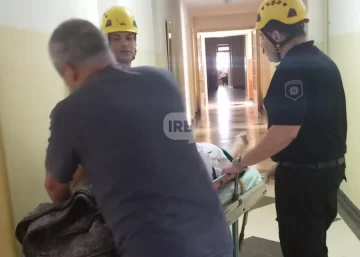 Bomberos rescataron a una mujer que no podía bajar del primer piso de un colegio