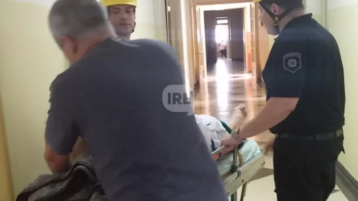 Bomberos rescataron a una mujer que no podía bajar del primer piso de un colegio