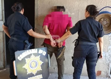 Persecución entre pastizales en Arocena: La policía atrapó a un hombre tras un robo en una estación de servicio