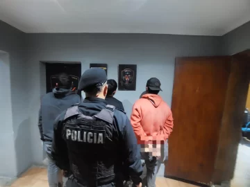 Tres hombres fueron detenidos tras intentar sustraerle las pertenencias a un joven en San Lorenzo