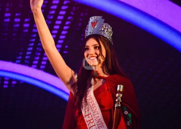 Una pulsera, un nombre y un abrazo del cielo: La emoción de Samira Useglio en la Fiesta de la Frutilla