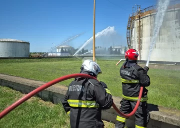 Simulacro extremo en la refinería: Helicóptero, explosión y operativo masivo de emergencia