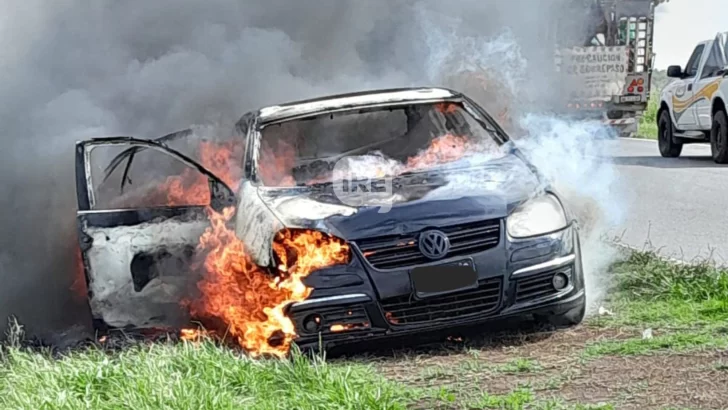 Totoras: Un automóvil quedó destruido  tras un incendio en la Ruta 91