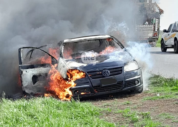 Totoras: Un automóvil quedó destruido tras un incendio en la Ruta 91 Totoras: Un automóvil quedó destruido tras un incendio en la Ruta 91