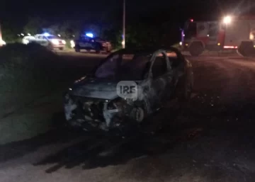 Se incendió un auto en Timbúes: Las llamas lo consumieron en minutos