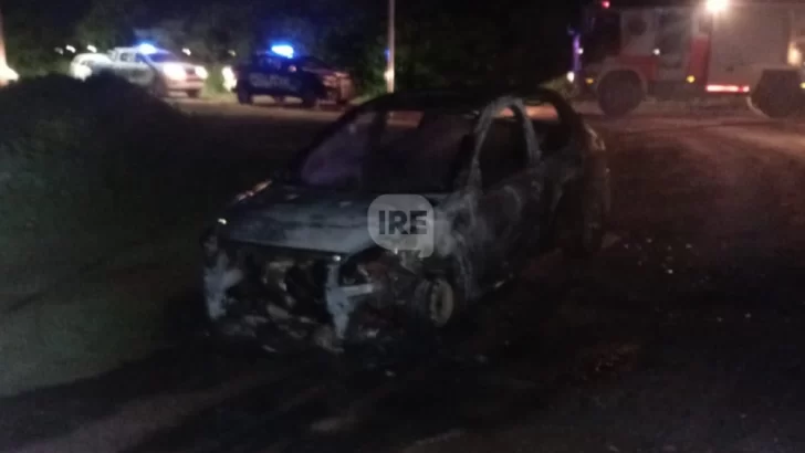 Se incendió un auto en Timbúes: Las llamas lo consumieron en minutos