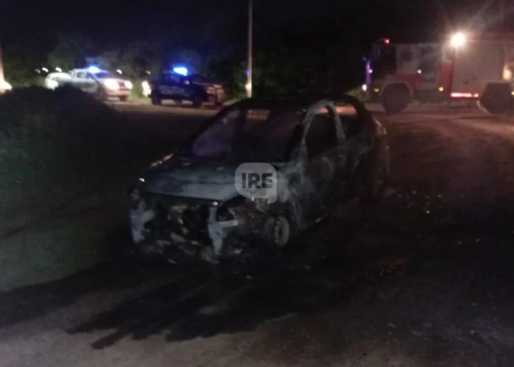 Se incendió un auto en Timbúes: Las llamas lo consumieron en minutos Se incendió un auto en Timbúes: Las llamas lo consumieron en minutos