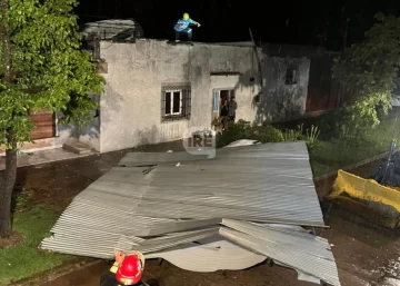 Alerta naranja en San Genaro: La tormenta voló un techo y actuaron los bomberos